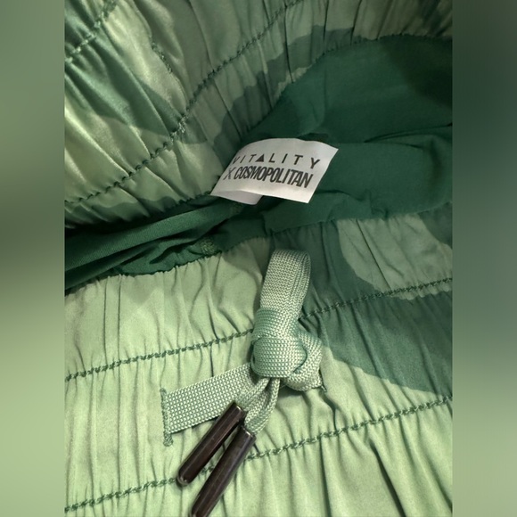 Vitality X Cosmopolitan Vista Short Green Botanical Athletic High Rise - Picture 4 of 6